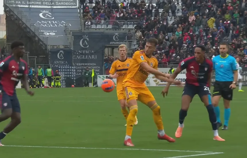 Cagliari - Pisa 2:2: walka o piłkę w polu karnym podczas meczu Serie A na stadionie Unipol Domus