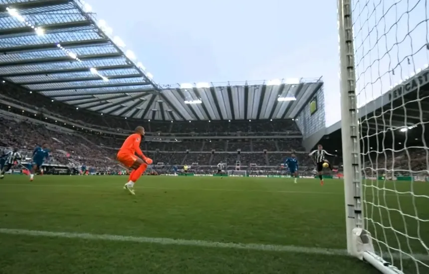 Newcastle - Chelsea 2:2, sytuacja pod bramką na St James' Park w meczu Premier League