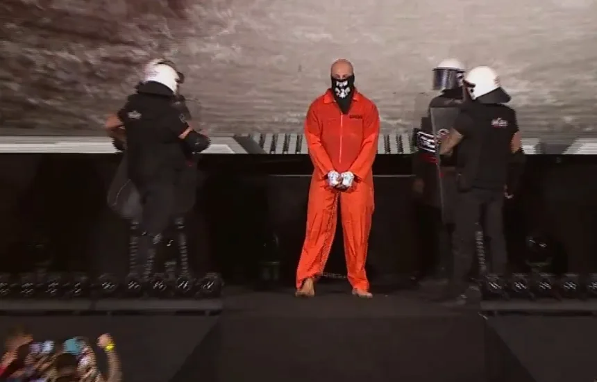 Artur Szpilka w stroju więziennym, skuty łańcuchami podczas wejścia do klatki na gali XTB KSW 113