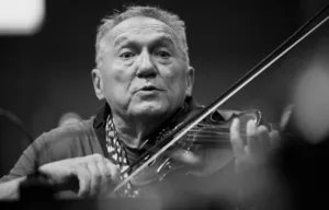Michał Urbaniak dziedzictwo, wybitny polski jazzman podczas koncertu, grający na skrzypcach