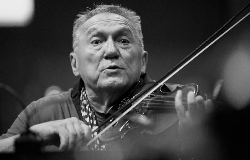 Michał Urbaniak dziedzictwo, wybitny polski jazzman podczas koncertu, grający na skrzypcach