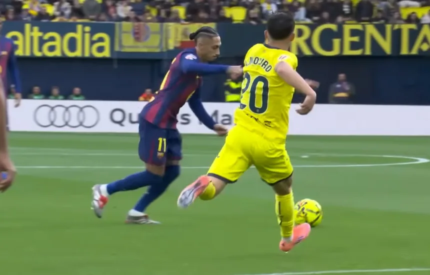 Raphinha oddaje strzał na bramkę podczas meczu La Liga Villarreal - FC Barcelona