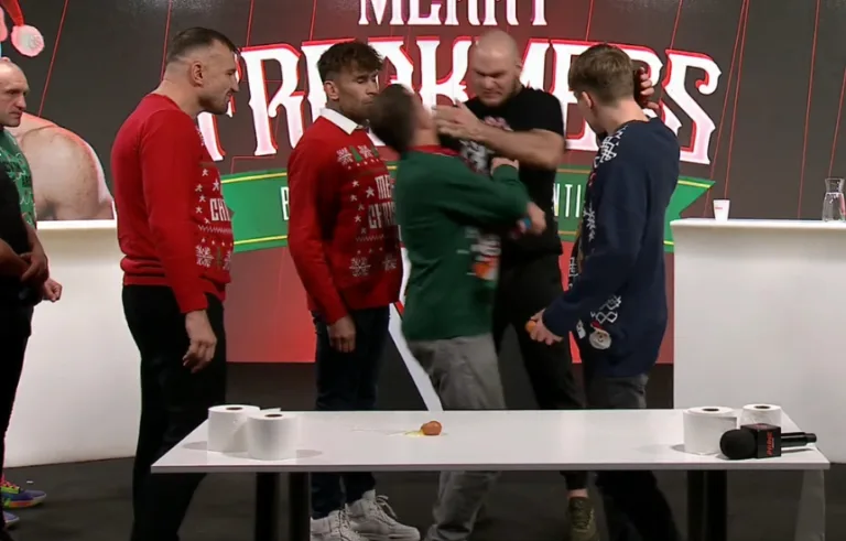 Kacper Miklasz uderza Marka Jówko podczas programu Prime Show MMA Merry Freakmess