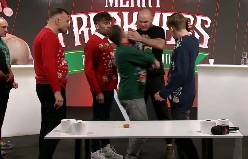 Kacper Miklasz uderza Marka Jówko podczas programu Prime Show MMA Merry Freakmess