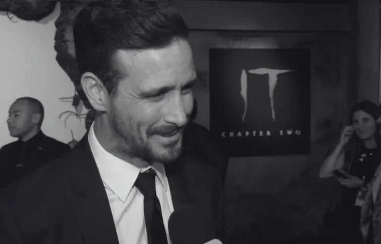 James Ransone podczas premiery filmu It: Chapter Two - czarno-białe zdjęcie aktora