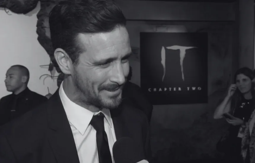 James Ransone podczas premiery filmu It: Chapter Two - czarno-białe zdjęcie aktora