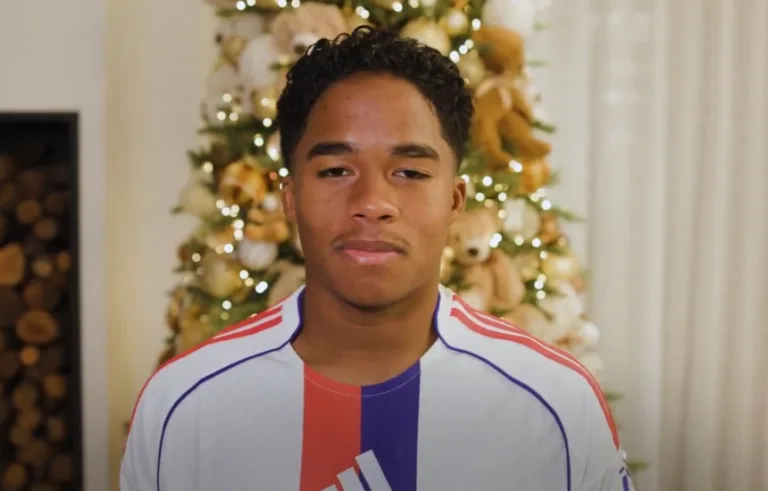 Endrick w koszulce Olympique Lyon podczas prezentacji po wypożyczeniu z Realu Madryt