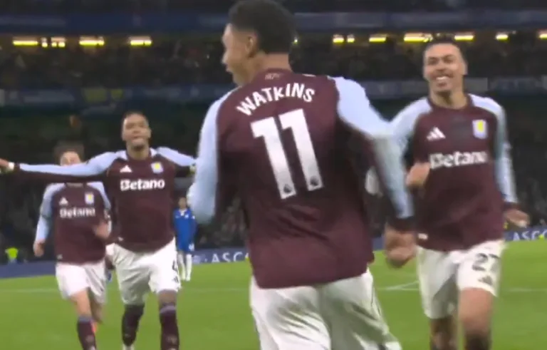 Chelsea - Aston Villa: Ollie Watkins świętuje gola dla Aston Villi na Stamford Bridge w meczu Premier League
