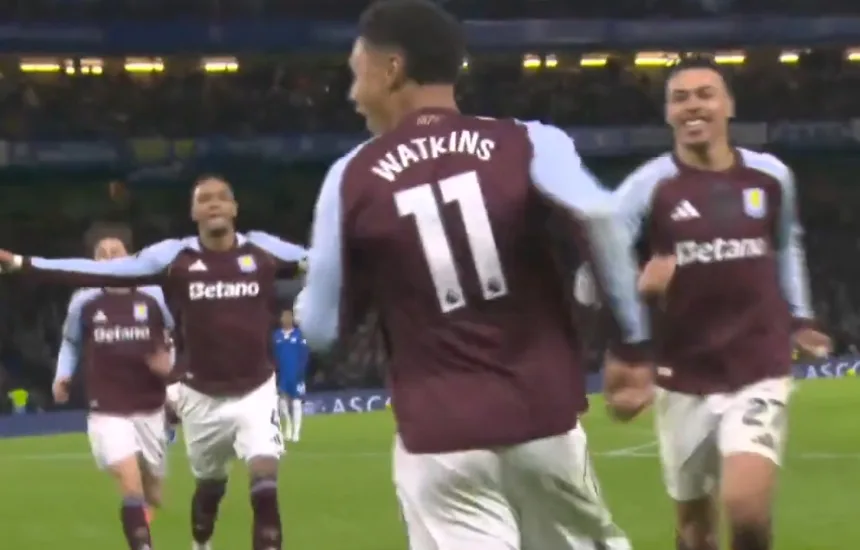 Chelsea - Aston Villa: Ollie Watkins świętuje gola dla Aston Villi na Stamford Bridge w meczu Premier League