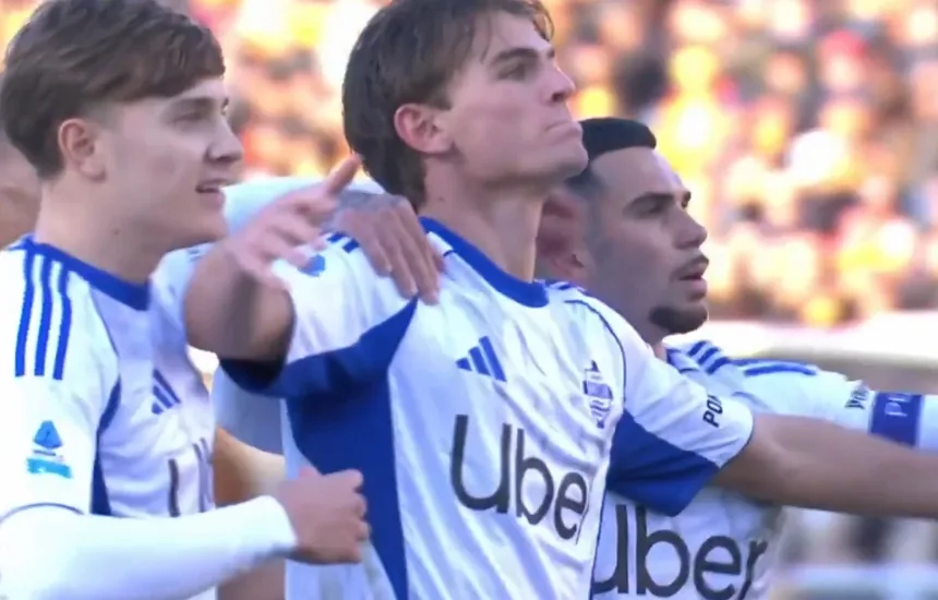 Piłkarze Como celebrują gola w meczu Lecce - Como 0:3 w Serie A