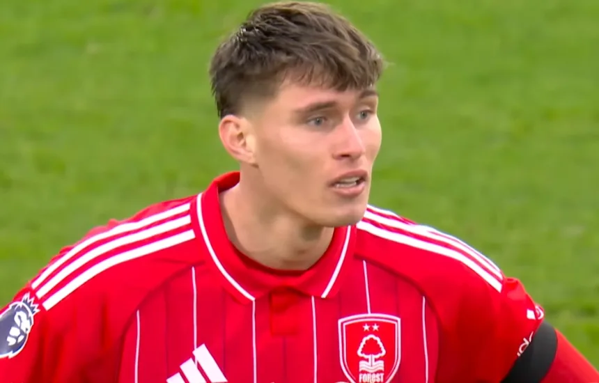 Zawodnik Nottingham Forest podczas meczu Premier League z Manchesterem City zakończonego porażką 1:2