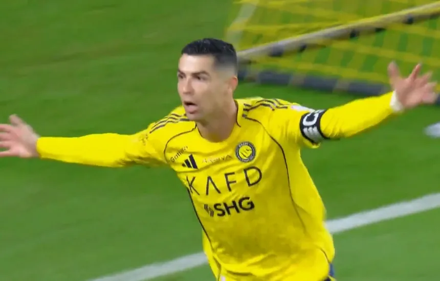 Cristiano Ronaldo cieszy się z gola dla Al Nassr w meczu al-nassr al-okhdood club w Saudi Pro League