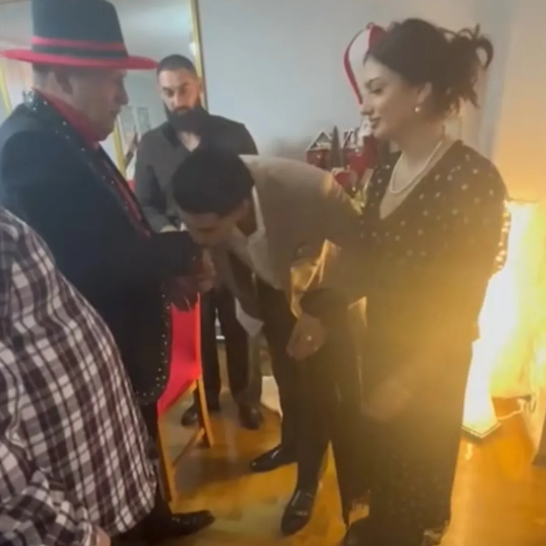 Viki Gabor podczas romskiej ceremonii - symboliczny moment uznawany za ślub według tradycji