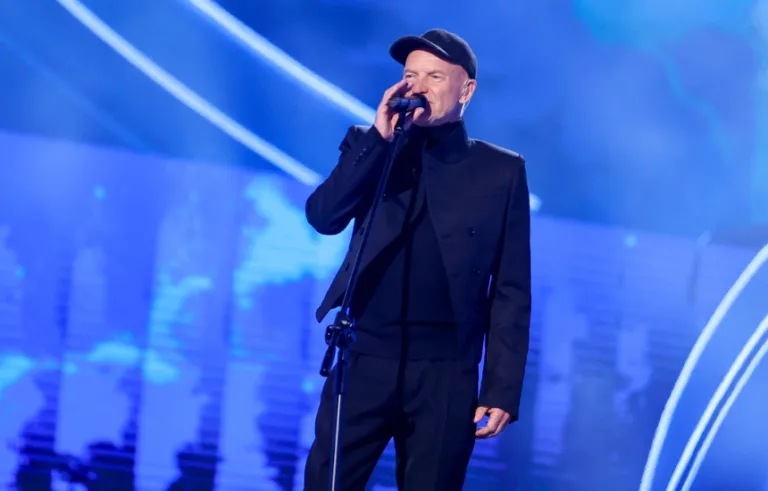 Sting podczas występu na Sylwestrze z Dwójką 2025 w Katowicach