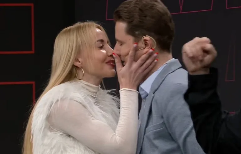 Marianna Schreiber i Piotr Korczarowski całują się podczas programu Randewu Prime Show MMA