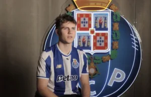 Oskar Pietuszewski w koszulce FC Porto podczas oficjalnej prezentacji po rekordowym transferze z Jagiellonii Białystok