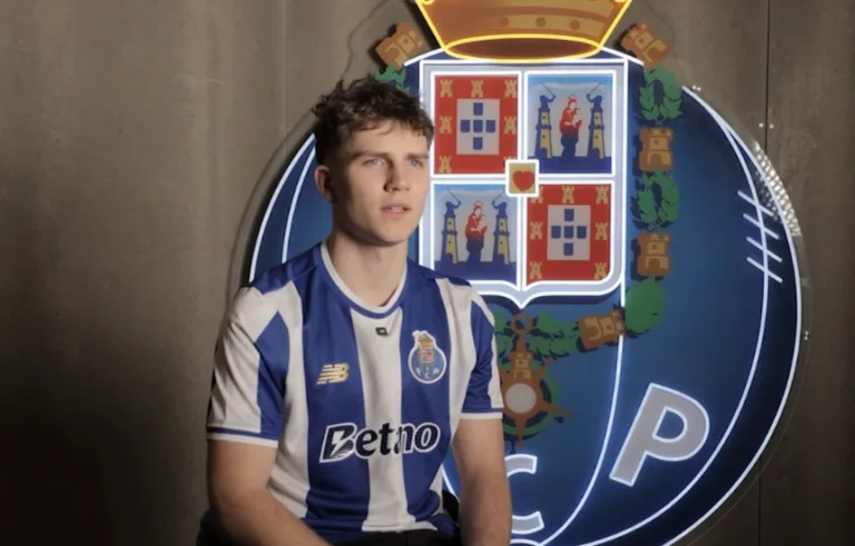 Oskar Pietuszewski w koszulce FC Porto podczas oficjalnej prezentacji po rekordowym transferze z Jagiellonii Białystok