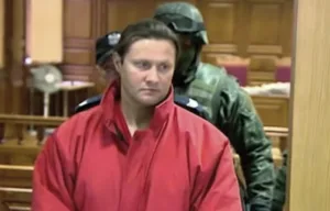 Ryszard Bogucki prowadzony przez funkcjonariuszy podczas rozprawy sądowej