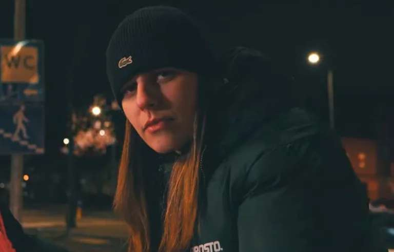 Kara w teledysku do singla "Stare relacje" nagranego z Paluchem - nocne ujęcie w miejskiej przestrzeni