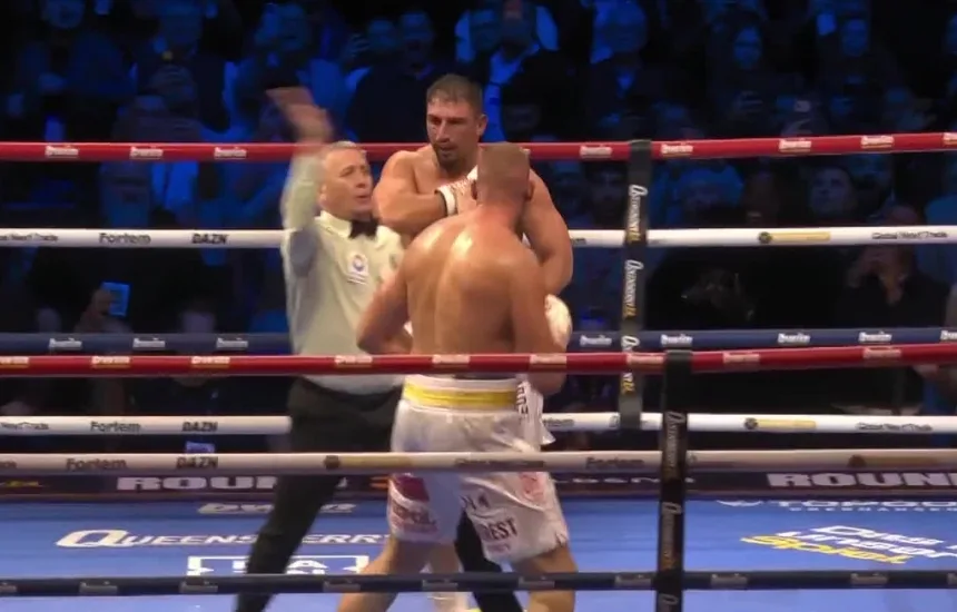Sędzia ringowy przerywa walkę Damiana Knyby z Agitem Kabayelem w pojedynku o pas WBC