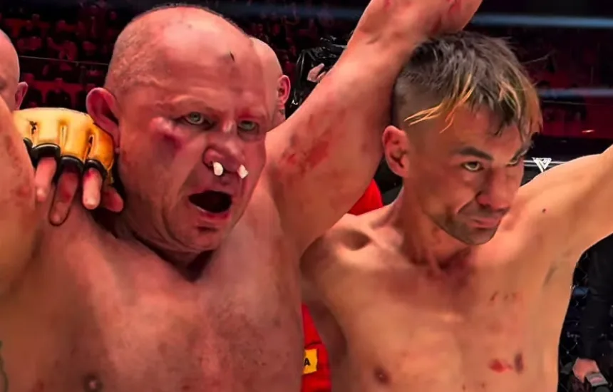 Jacek Murański i Dalton po zakończeniu brutalnej walki 1 vs 3 na gali PRIME 15, obaj zawodnicy zakrwawieni, z uniesionymi rękami w ringu
