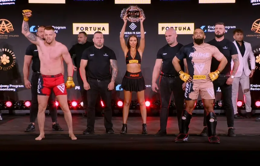 Walka wieczoru gali Prime MMA 15 - Arab i Taazy podczas oficjalnej ceremonii po walce, prezentacja pasa mistrzowskiego