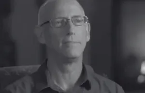 Scott Adams podczas nagrania wywiadu, czarno-biały portret twórcy komiksu Dilbert