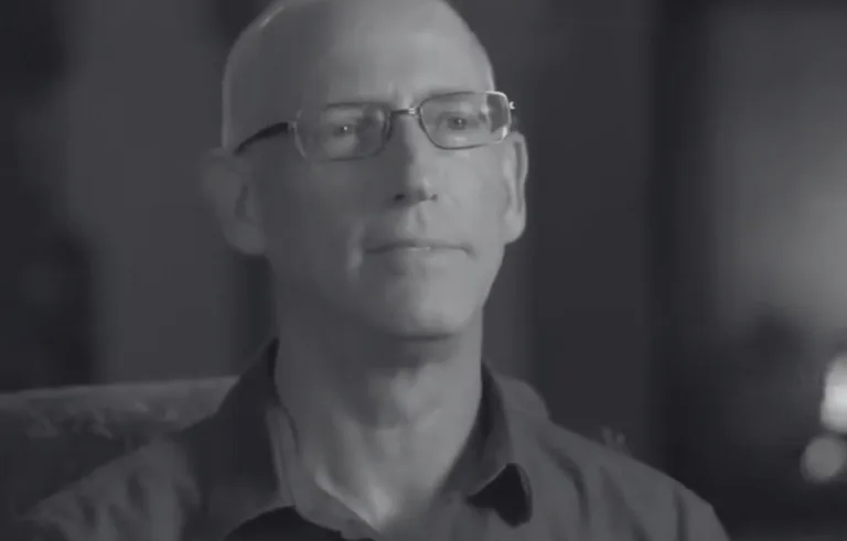 Scott Adams podczas nagrania wywiadu, czarno-biały portret twórcy komiksu Dilbert