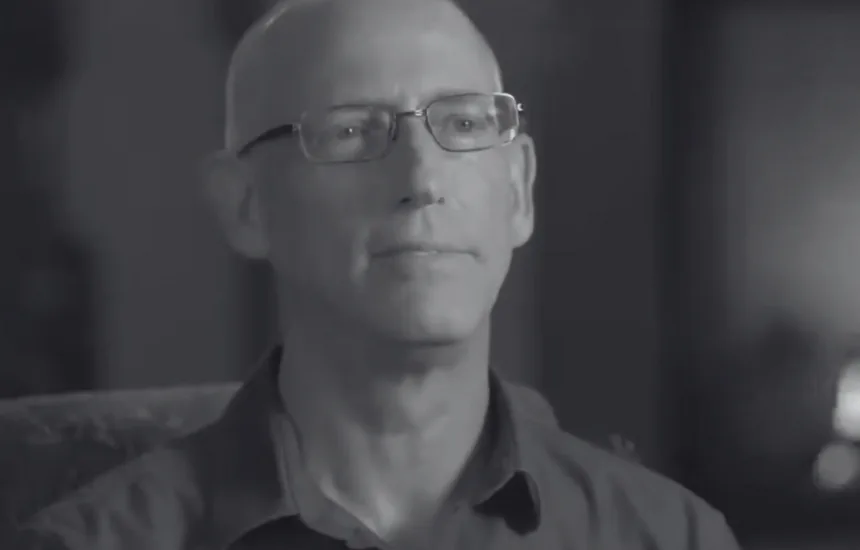 Scott Adams podczas nagrania wywiadu, czarno-biały portret twórcy komiksu Dilbert