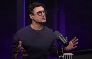 Mateusz Damięcki podczas nagrania podcastu, w którym opowiada o pomaganiu i akcjach charytatywnych