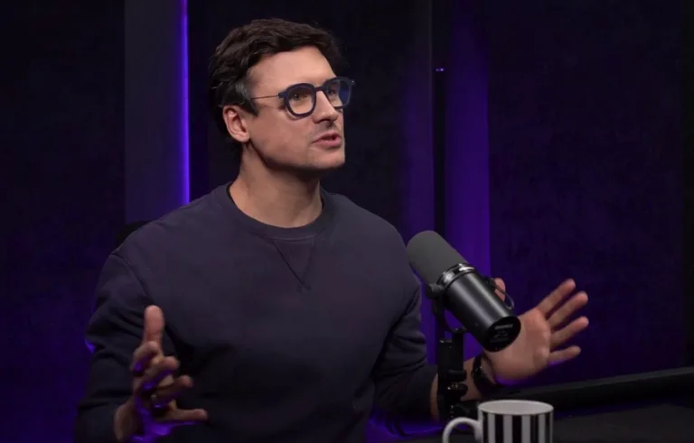 Mateusz Damięcki podczas nagrania podcastu, w którym opowiada o pomaganiu i akcjach charytatywnych