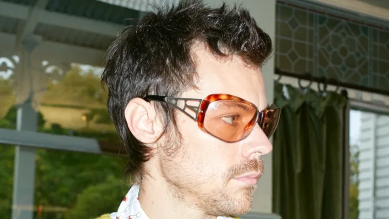 Harry Styles w okularach przeciwsłonecznych, zdjęcie promocyjne zapowiadające nową płytę