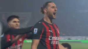 Piłkarz AC Milan celebrujący gola w meczu Serie A przeciwko Como
