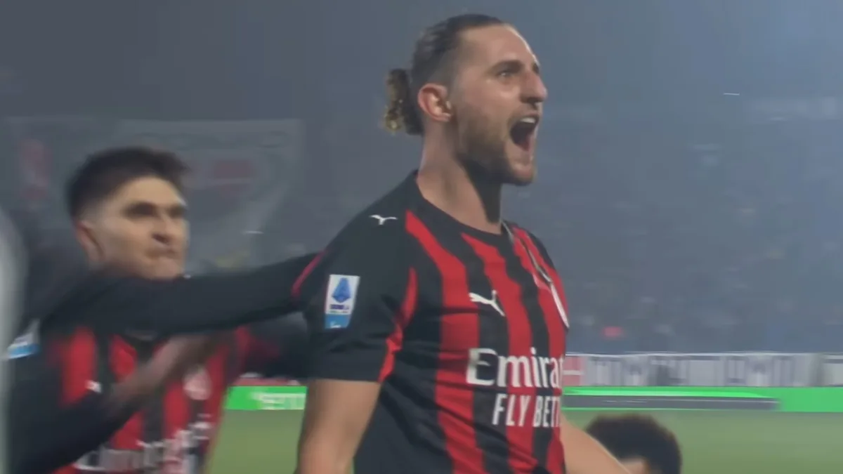 Piłkarz AC Milan celebrujący gola w meczu Serie A przeciwko Como