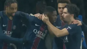 Piłkarze PSG celebrują gola Ousmane’a Dembélé w meczu z Lille