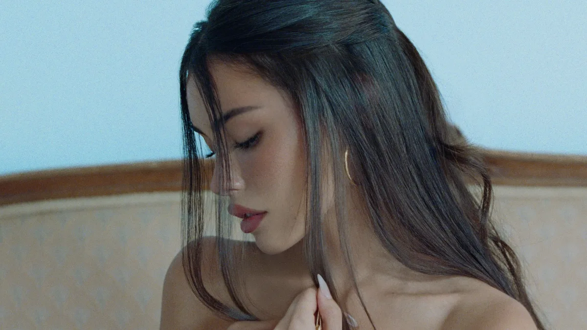 Portret piosenkarki na okładce albumu Locket