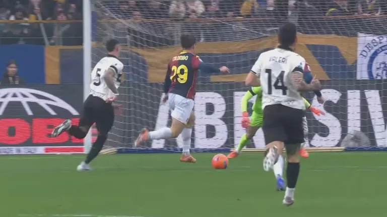 Parma Genoa - akcja podbramkowa w meczu Serie A, Lorenzo Colombo przed szansą strzelecką