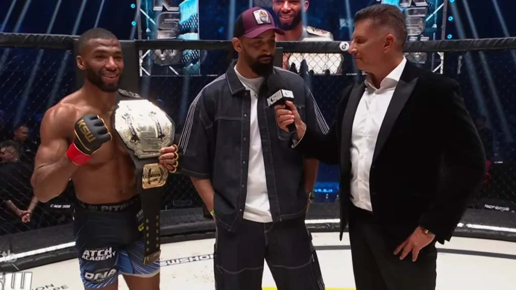 Zawodnik KSW z pasem mistrzowskim po zwycięstwie w walce wieczoru gali XTB KSW 114 w Radomiu