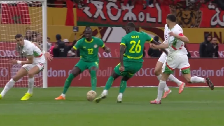 Piłkarze Senegalu i Maroka walczą o piłkę w polu karnym podczas finału Pucharu Narodów Afryki, zakończonego zwycięstwem Senegalu po dogrywce