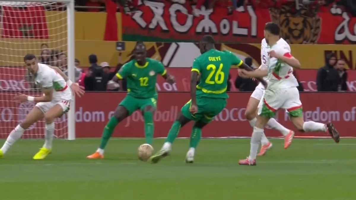 Piłkarze Senegalu i Maroka walczą o piłkę w polu karnym podczas finału Pucharu Narodów Afryki, zakończonego zwycięstwem Senegalu po dogrywce