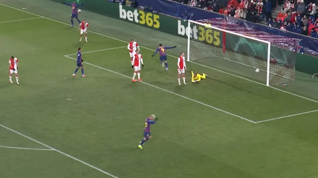 Robert Lewandowski strzela gola dla Barcelony w meczu Ligi Mistrzów ze Slavią Praga