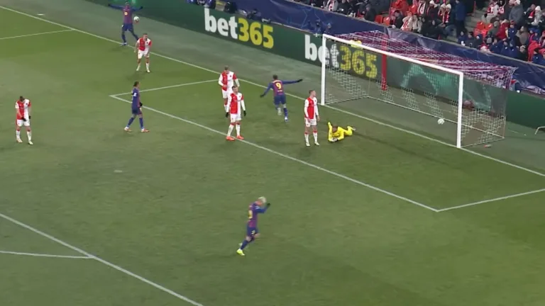 Robert Lewandowski strzela gola dla Barcelony w meczu Ligi Mistrzów ze Slavią Praga