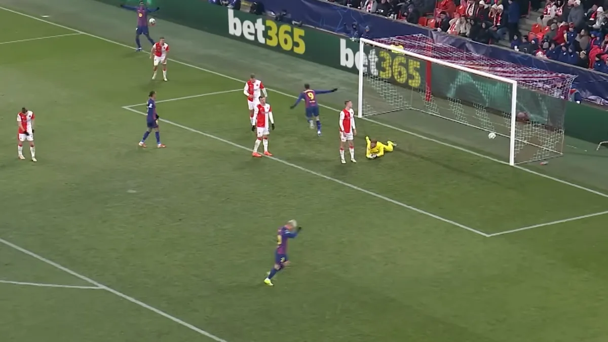 Robert Lewandowski strzela gola dla Barcelony w meczu Ligi Mistrzów ze Slavią Praga