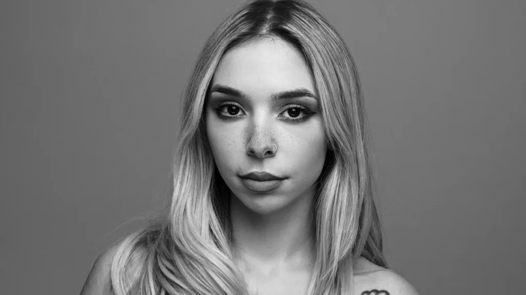 Aria Martelle - kadr z teledysku do singla You Decide