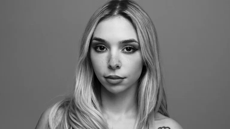 Aria Martelle - kadr z teledysku do singla You Decide