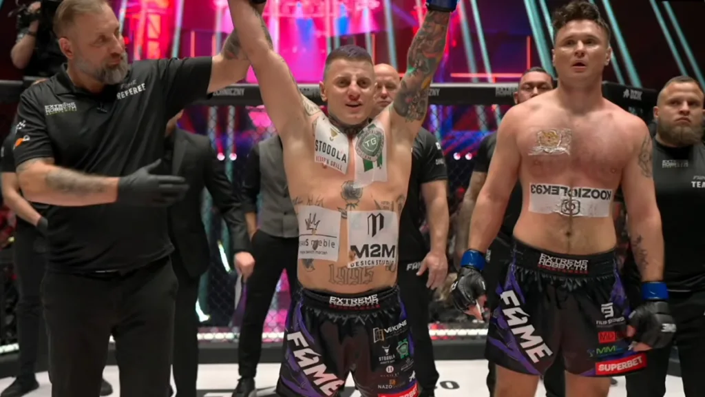 Ogłoszenie zwycięzców po walce w formule 2 vs 1 podczas gali FAME 29 w klatce MMA