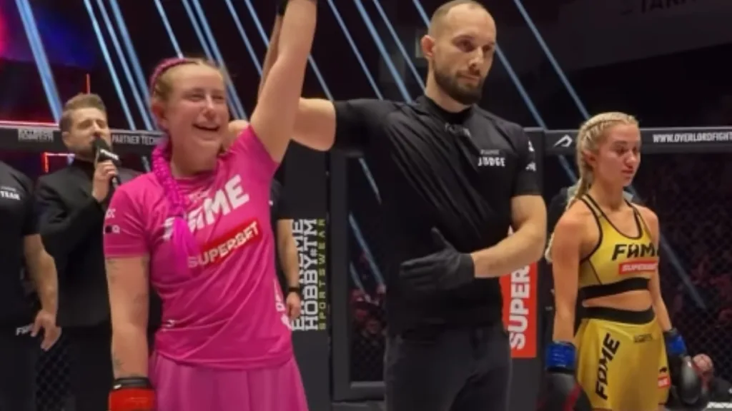 Natalia Magical unosi rękę po zakończonej walce freak fight na FAME 29 z Natalią Cheretą