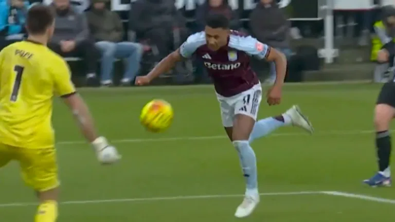 Ollie Watkins strzela gola dla Aston Villi w meczu Premier League z Newcastle United, interwencja Nicka Pope'a