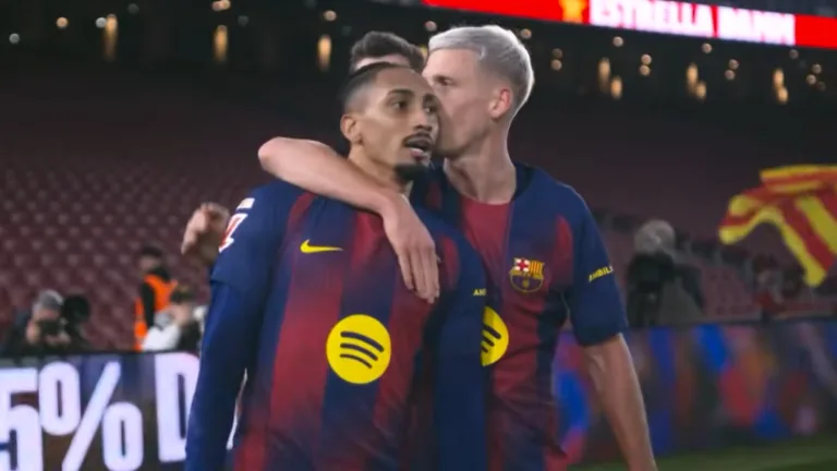 Piłkarze FC Barcelony świętują zdobycie bramki podczas meczu La Liga z Realem Oviedo na stadionie Camp Nou