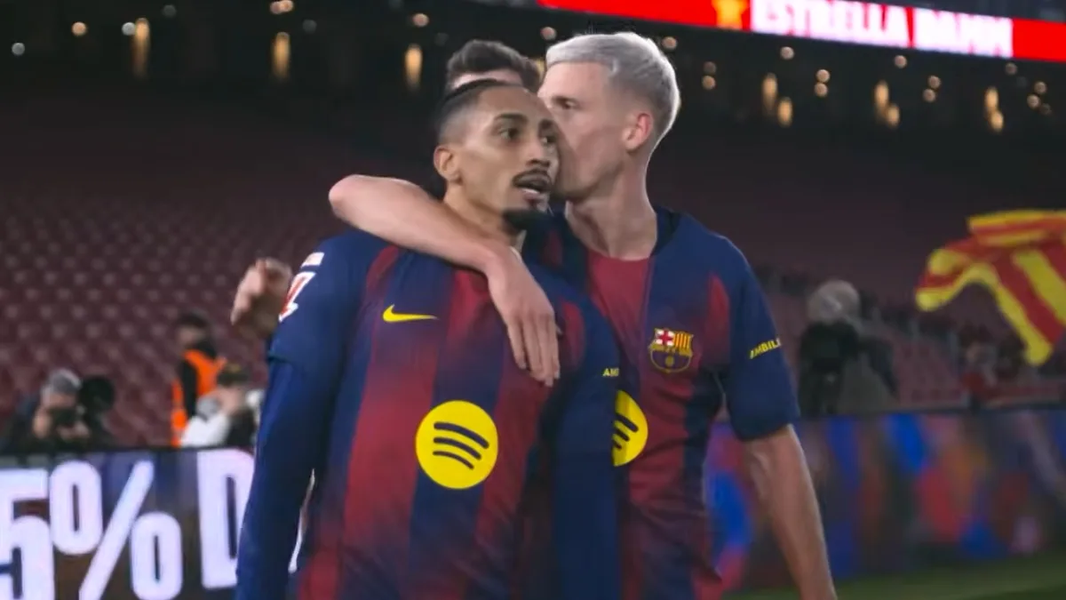 Piłkarze FC Barcelony świętują zdobycie bramki podczas meczu La Liga z Realem Oviedo na stadionie Camp Nou